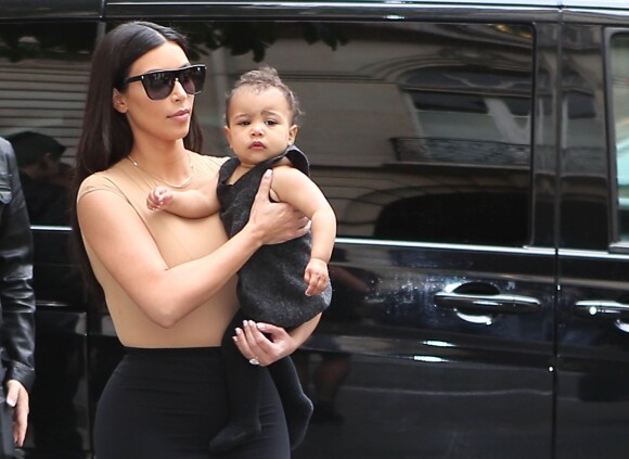 Kim Kardashian et sa fille North se rendent à la boutique Givenchy avenue George V. À Paris le 20 mai 2014.