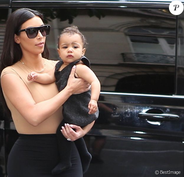 Kim Kardashian et sa fille North se rendent à la boutique Givenchy avenue George V. À Paris le 20 mai 2014.