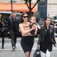 Kim Kardashian et sa fille se rendent à la boutique Givenchy avenue George V en compagnie de Kourtney Kardashian. À Paris le 20 mai 2014.