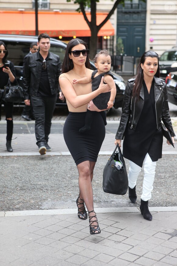 Kim Kardashian et sa fille se rendent à la boutique Givenchy avenue George V en compagnie de Kourtney Kardashian. À Paris le 20 mai 2014.