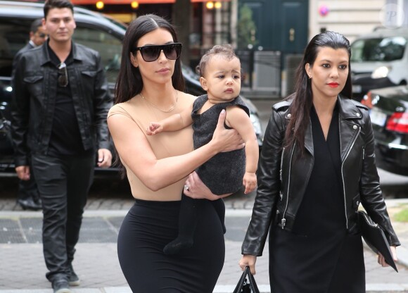 Kim Kardashian et North se rendent à la boutique Givenchy avenue George V en compagnie de Kourtney Kardashian. À Paris le 20 mai 2014.