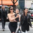 Kim Kardashian et sa fille North se rendent chez Givenchy avenue George V en compagnie de Kourtney Kardashian. À Paris le 20 mai 2014.