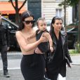 Kim Kardashian et sa fille North se rendent à la boutique Givenchy avenue George V en compagnie de Kourtney Kardashian. À Paris le 20 mai 2014.