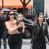 Kim Kardashian et sa fille North se rendent à la boutique Givenchy avenue George V en compagnie de Kourtney Kardashian. À Paris le 20 mai 2014.