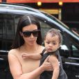 Kim Kardashian et sa fille North se rendent à la boutique Givenchy avenue George V en compagnie de Kourtney Kardashian. À Paris le 20 mai 2014.