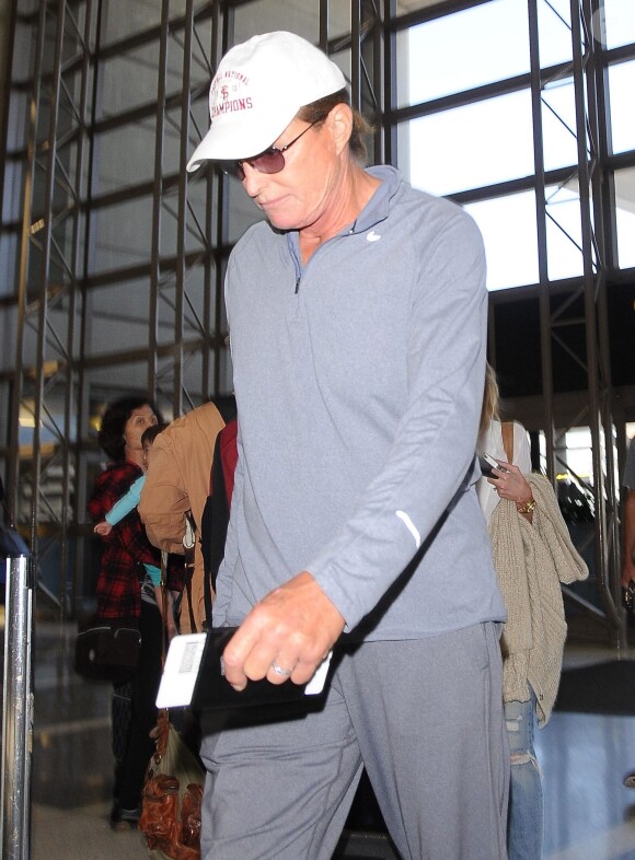 Bruce Jenner quitte l'aéroport de LAX à destination de Paris pour assister au mariage de sa fille Kim Kardashian et de Kanye West. Le 20 mai 2014