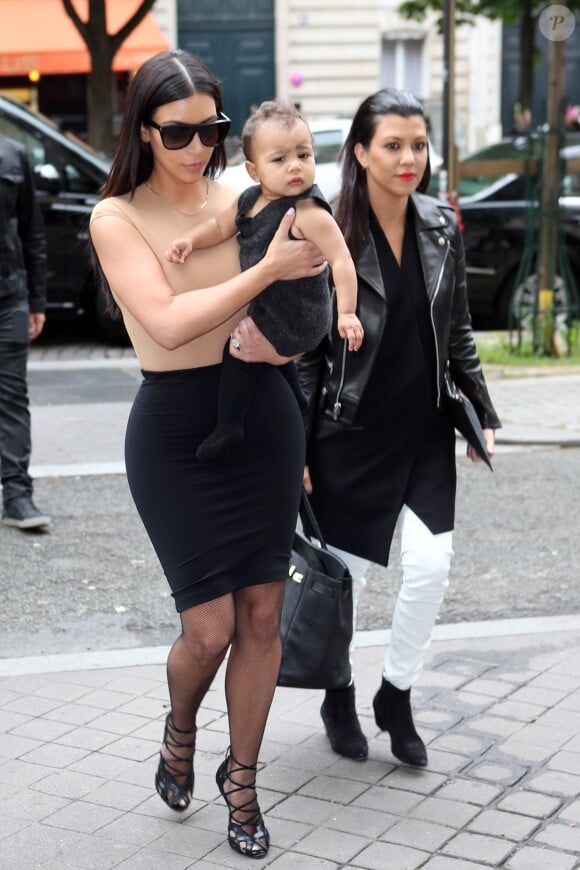 Kim Kardashian et sa fille North se rendent à la boutique Givenchy avenue George V à Paris le 20 mai 2014