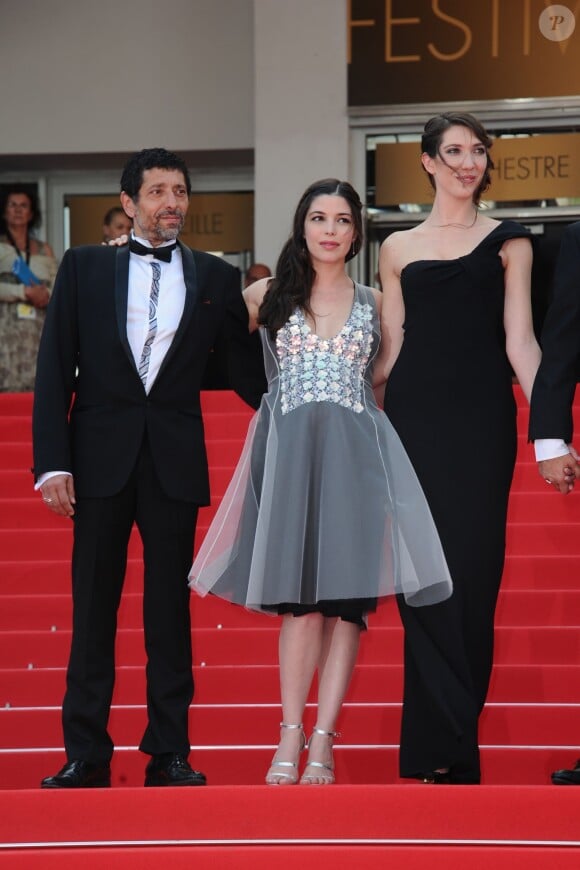 Kamel Abdeli, Heloise Godet et Zoe Bruneau - montée des marches du film Adieu au langage de Jean-Luc Godard (absent) lors du Festival de Cannes le 21 mai 2014