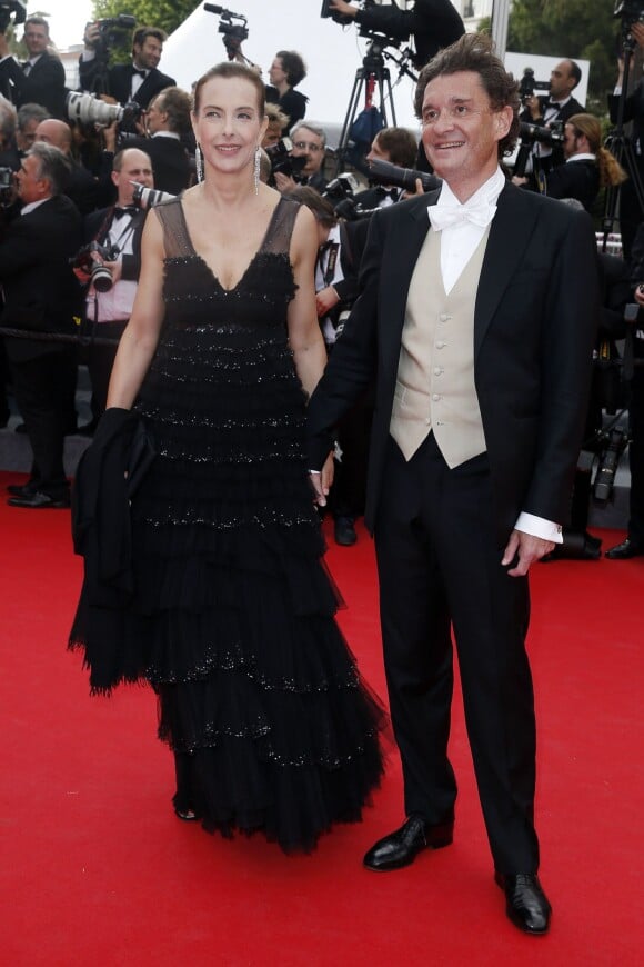 Carole Bouquet officialise son couple avec Philippe Sereys de Rothschild - Montée des marches du film "The Search" lors du 67e Festival du film de Cannes le 21 mai 2014