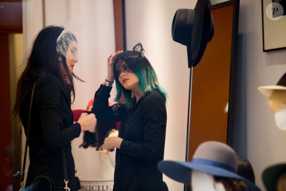 Kendall et Kylie Jenner dans la boutique éphémère Maison Michel, au 19 rue Cambon, dans le 1er arrondissement. Paris, le mercredi 21 mai 2014.