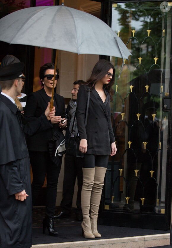 Kris Jenner et Kendall Jenner quittent le George V, dans le 8e arrondissement. Paris, le 21 mai 2014.