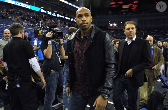 Thierry Henry lors d'un match de NBA entre les Detroit Pistons et les New York Knicks à l'O2 Arena de Londres, le 17 janvier 2013