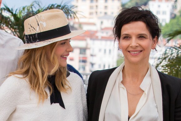 Chloë Grace Moretz et Juliette Binoche - Photocall du film "Sils Maria" lors du 67e Festival International du Film de Cannes, le 23 mai 2014.