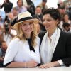 Chloë Grace Moretz et Juliette Binoche - Photocall du film "Sils Maria" lors du 67e Festival International du Film de Cannes, le 23 mai 2014.