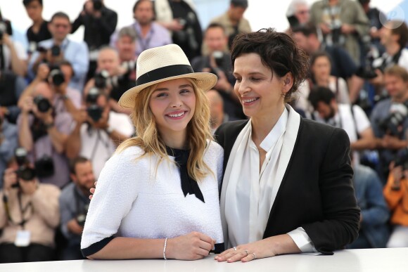 Chloë Grace Moretz et Juliette Binoche - Photocall du film "Sils Maria" lors du 67e Festival International du Film de Cannes, le 23 mai 2014.
