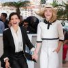 Chloë Grace Moretz et Juliette Binoche - Photocall du film "Sils Maria" lors du 67e Festival International du Film de Cannes, le 23 mai 2014.