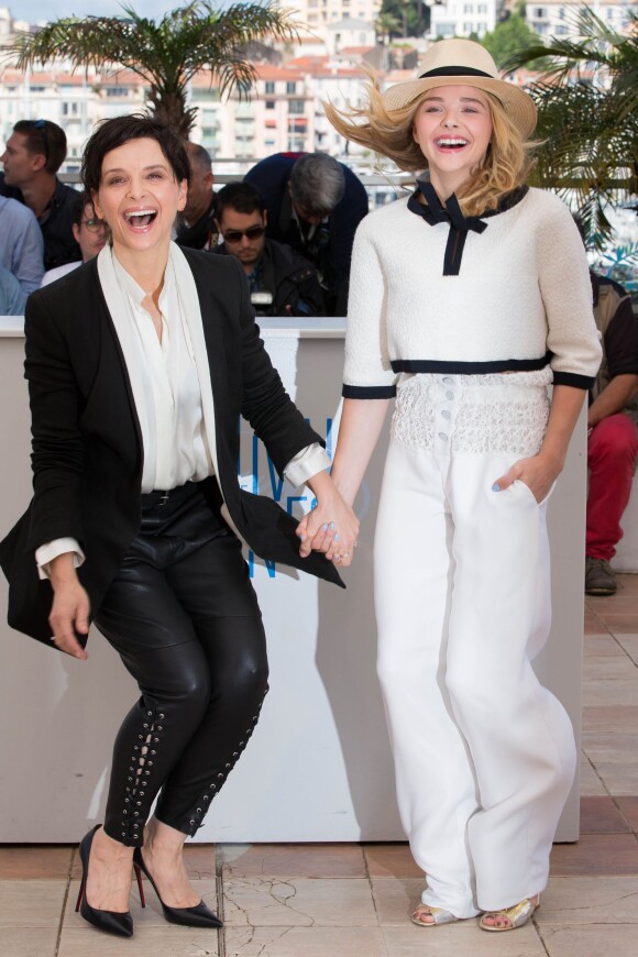 Chloë Grace Moretz et Juliette Binoche - Photocall du film "Sils Maria" lors du 67e Festival International du Film de Cannes, le 23 mai 2014.