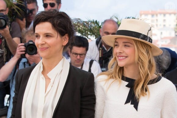 Chloë Grace Moretz et Juliette Binoche - Photocall du film "Sils Maria" lors du 67e Festival International du Film de Cannes, le 23 mai 2014.