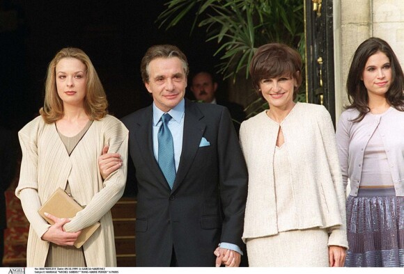 Michel Sardou avec ses enfants Davy et Cynthia lors de son mariage avec Anne-Marie Perier le 11 octobre 1999 à Paris