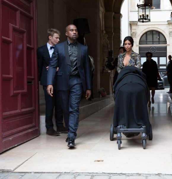 Kanye West, Kim Kardashian et Kris Jenner - Le clan Kardashian ( Kanye West, Kim Kardashian, Kris Jenner et la petite North dans la poussette) quitte son domicile à Paris le 23 mai 2014 pour se rendre à la fête au château de Wideville (propriété de Valentino) .