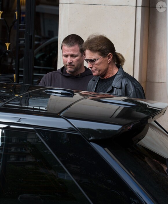 Bruce Jenner quitte l'hôtel George V pour l'aéroport du Bourget. Paris, le 24 mai 2014.