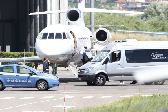 Kanye West et ses invités arrivent en jet privé à Florence, le 24 mai 2014.