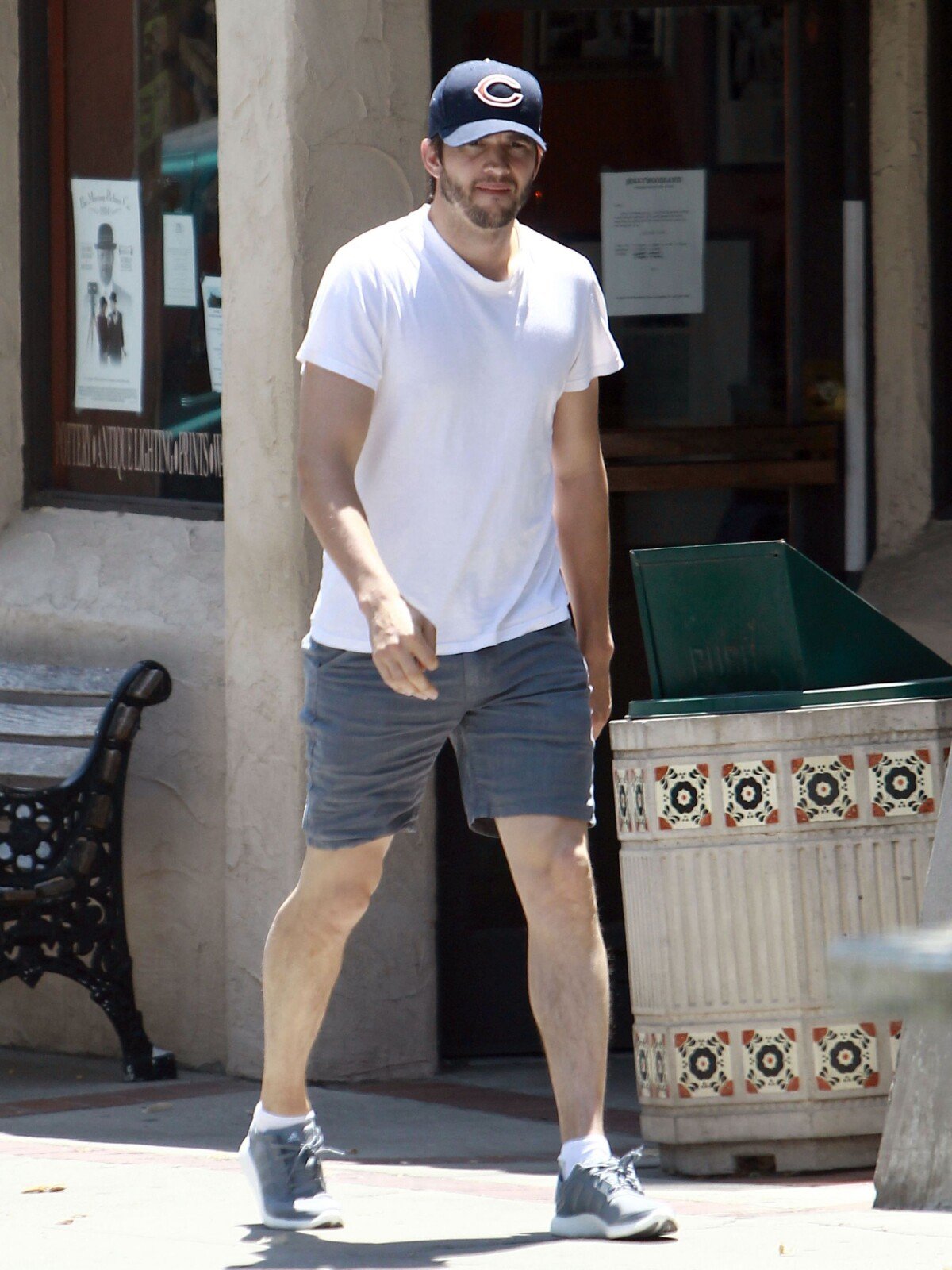 Vidéo : Exclusif - Mila Kunis, enceinte, et son fiancé le sexy Ashton