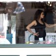 Exclusif - Mila Kunis, enceinte, et son fiancé Ashton Kutcher font du shopping dans un magasin pour enfants à Sherman Oaks, 17 mai 2014.