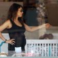Exclusif - Mila Kunis, enceinte, fait du shopping dans un magasin pour enfants à Sherman Oaks, 17 mai 2014.