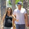 Exclusif - Mila Kunis, enceinte, et son fiancé Ashton Kutcher font du shopping dans un magasin pour enfants à Sherman Oaks, 17 mai 2014.