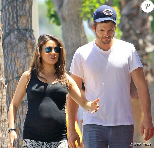 Exclusif - Mila Kunis, enceinte, et son fiancé Ashton Kutcher font du shopping dans un magasin pour enfants à Sherman Oaks, 17 mai 2014.