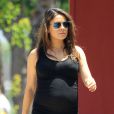 Exclusif - Mila Kunis, enceinte, et son fiancé Ashton Kutcher font du shopping dans un magasin pour enfants à Sherman Oaks, 17 mai 2014.