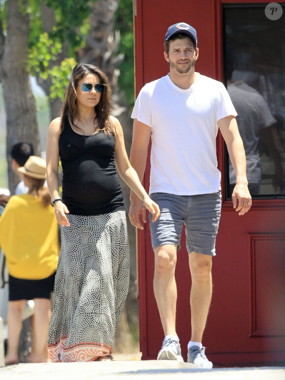 Exclusif - Mila Kunis, enceinte, et Ashton Kutcher font du shopping dans un magasin pour enfants à Sherman Oaks, 17 mai 2014.
