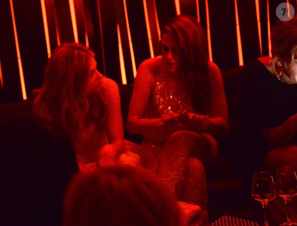 Exclusif - Kristen Stewart et Chloë Grace Moretz discutent à la soirée du film "Sils Maria" au Silencio lors du 67e festival de Cannes le 23 mai 2014.