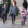 Angelina Jolie à l'aéroport de Los Angeles avec ses enfants Maddox et Zahara, le 29 mars 2014.