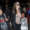 Angelina Jolie et ses enfants Maddox et Zahara à l'aéroport de Los Angeles le 25 mars 2014. 