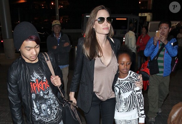 Angelina Jolie et ses enfants Maddox et Zahara à l'aéroport de Los Angeles le 25 mars 2014. 