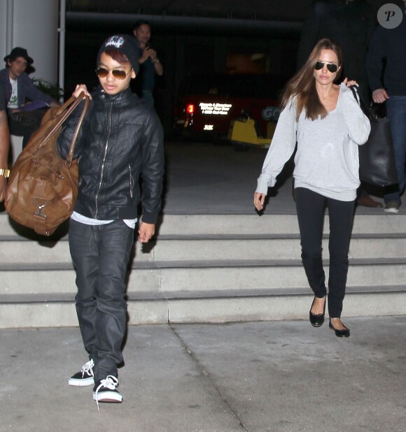 Angelina Jolie et son fils Maddox arrivant à l'aéroport de LAX à Los Angeles, le 14 février 2014