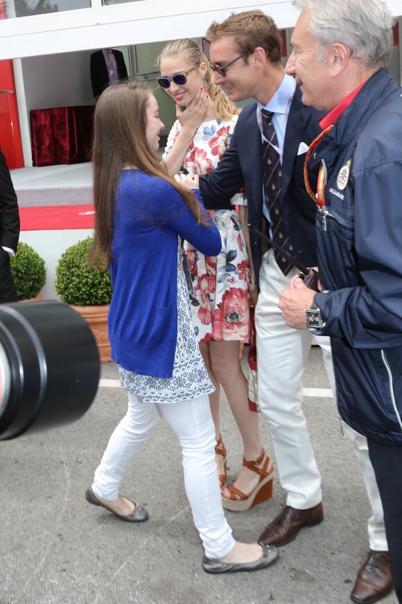 La princesse Alexandra de Hanovre et son demi-frère Pierre Casiraghi se sont retrouvés avec beaucoup de joie, sous les yeux de Beatrice Borromeo, au Grand Prix de Monaco de Formule 1 le 25 mai 2014
