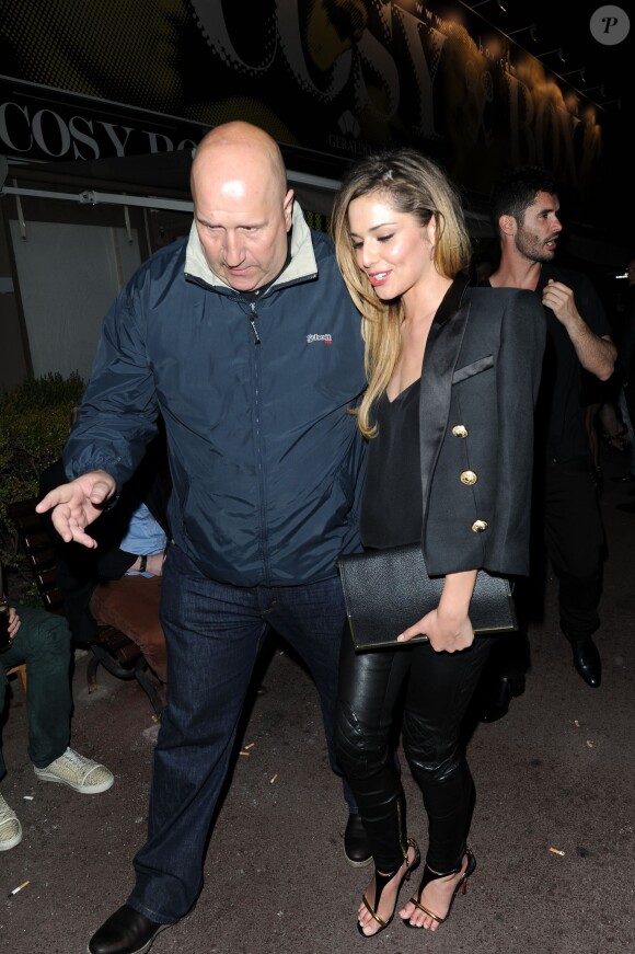 La chanteuse Cheryl Cole suivie par Jean-Bernard Fernandez-Versini à la sortie du restaurant éphémère "Cosy Box" à Cannes, le 17 mai 2014.