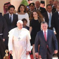 Rania de Jordanie : Fervente avec ses enfants pour le pape François à Amman