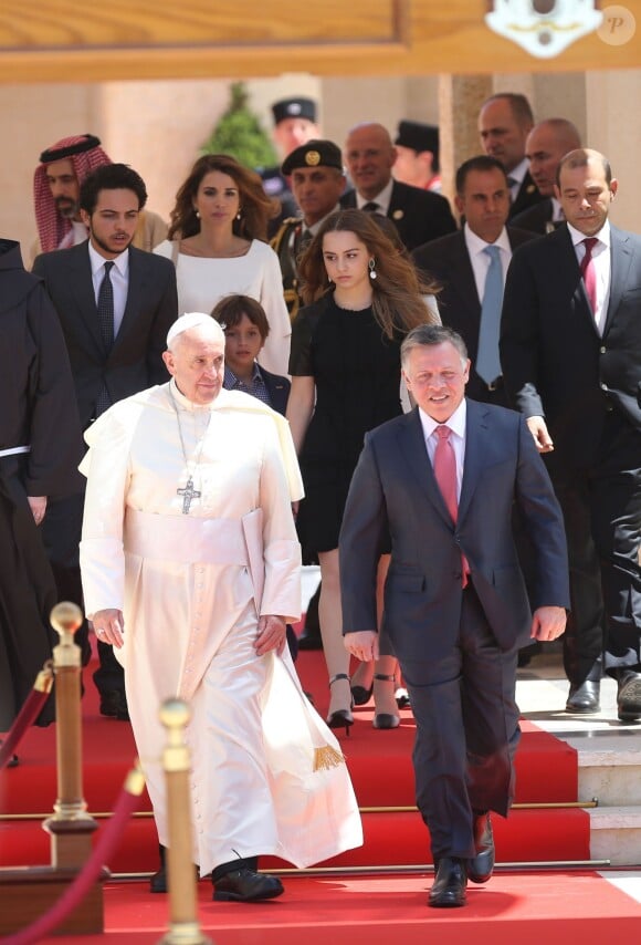 Le roi Abdullah II de Jordanie et le pape François, suivis par la reine Rania avec le prince Hussein, la princesse Iman et le prince Hashem, au palais royal à Amman le 24 mai 2014 pour la cérémonie de bienvenue du Saint Père.