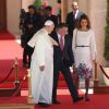 Le roi Abdullah II et la reine Rania de Jordanie accueillant le pape François au palais royal à Amman le 24 mai 2014