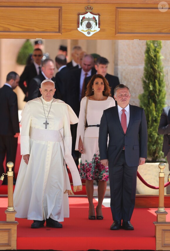 Le roi Abdullah II de Jordanie et la reine Rania accueillant le pape François au palais royal à Amman le 24 mai 2014