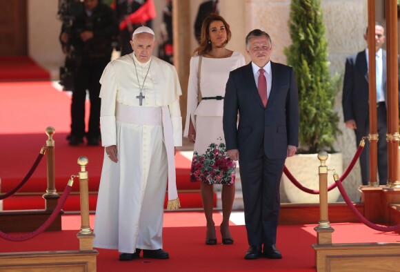 Le roi Abdullah II et la reine Rania de Jordanie ont accueilli le pape François au palais royal à Amman le 24 mai 2014