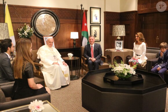 Le roi Abdullah II, la reine Rania de Jordanie et leurs enfants en audience avec le pape François au palais royal à Amman le 24 mai 2014