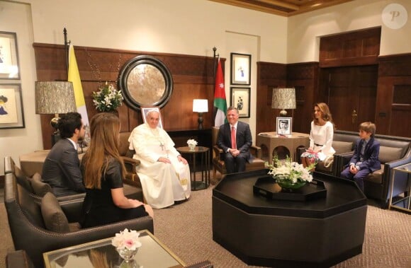 Le roi Abdullah II et la reine Rania de Jordanie avec leurs enfants en audience avec le pape François au palais royal à Amman le 24 mai 2014