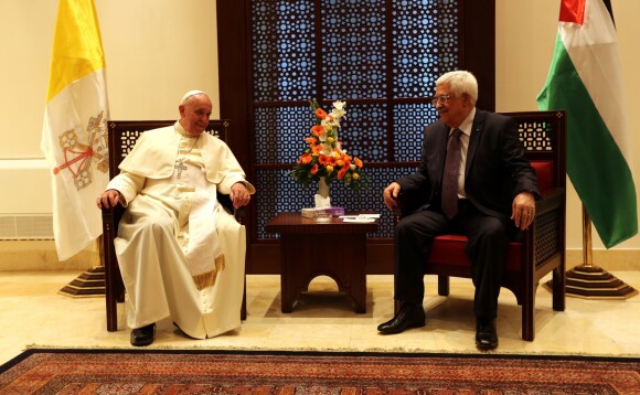 Le pape François accueilli par le président palestinien Mahmoud Abbas à Bethléem le 25 mai 2014