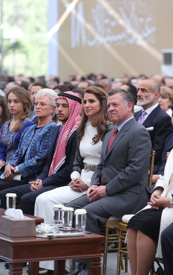 La reine Rania et le roi Abdullah II de Jordanie avec leur fils le prince Hussein et leur fille la princesse Iman le 25 mai 2014 à Amman lors de la Fête nationale.