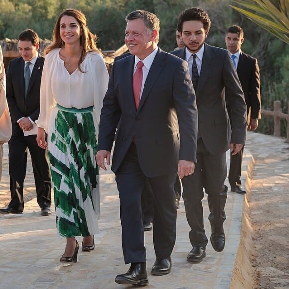 Rania, Abdullah II et Hussein de Jordanie se rendant sur les bords du Jourdain, lieu du baptême du Christ, avec le pape François le 24mai 2014. Photo postée sur Instagram par la reine Rania de Jordanie.